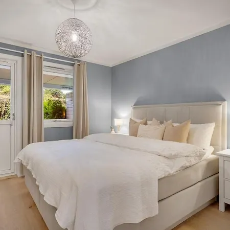 Spacious And Modern Townhouse With Parking, 3 Bedrooms *