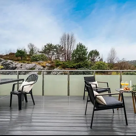 Spacious And Modern Townhouse With Parking, 3 Bedrooms * Μπέργκεν