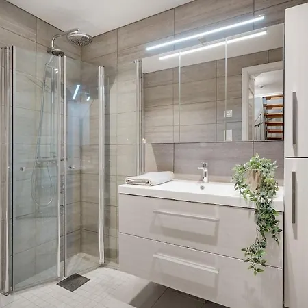 Spacious And Modern Townhouse With Parking, 3 Bedrooms 公寓