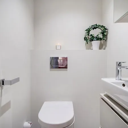 Spacious And Modern Townhouse With Parking, 3 Bedrooms *