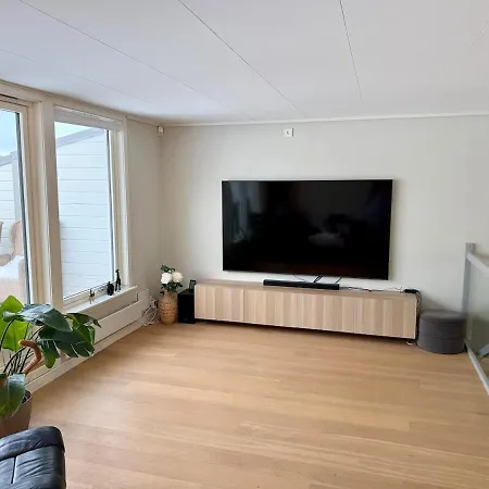Spacious And Modern Townhouse With Parking, 3 Bedrooms Апартаменты Берген