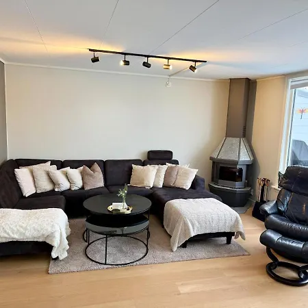 Apartment Spacious And Modern Townhouse With Parking, 3 Bedrooms Bergen