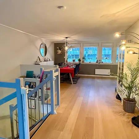 Spacious And Modern Townhouse With Parking, 3 Bedrooms Lägenhet