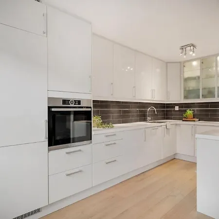 Apartment Spacious And Modern Townhouse With Parking, 3 Bedrooms *