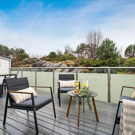 Spacious And Modern Townhouse With Parking, 3 Bedrooms Apartment