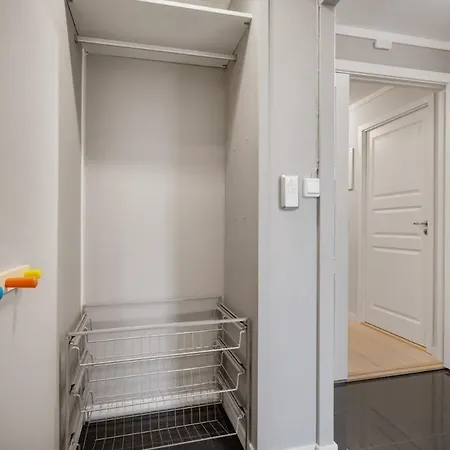 Spacious And Modern Townhouse With Parking, 3 Bedrooms 卑爾根