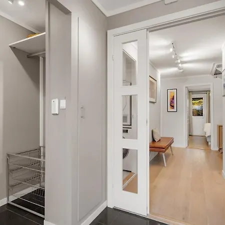 Spacious And Modern Townhouse With Parking, 3 Bedrooms *