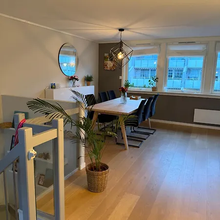 Spacious And Modern Townhouse With Parking, 3 Bedrooms *