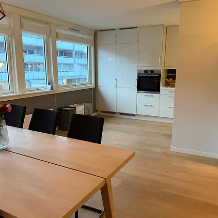 Spacious And Modern Townhouse With Parking, 3 Bedrooms Apartment *