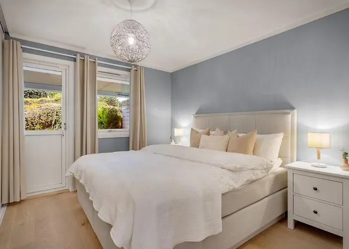 Spacious And Modern Townhouse With Parking, 3 Bedrooms *