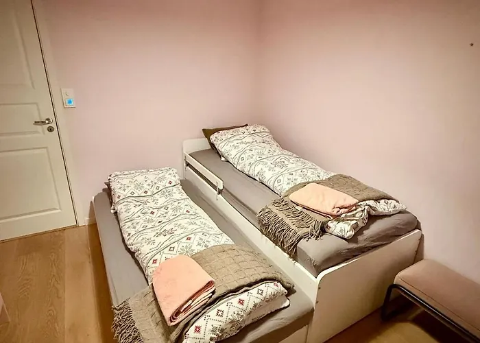 Spacious And Modern Townhouse With Parking, 3 Bedrooms Берген