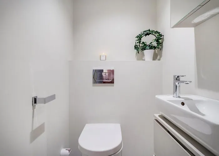 Spacious And Modern Townhouse With Parking, 3 Bedrooms *