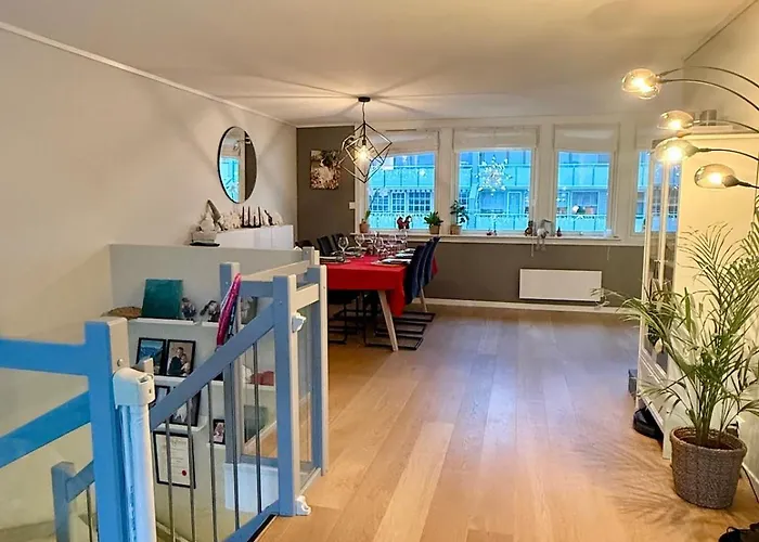 Spacious And Modern Townhouse With Parking, 3 Bedrooms 公寓