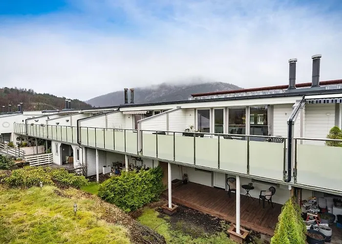 Spacious And Modern Townhouse With Parking, 3 Bedrooms *