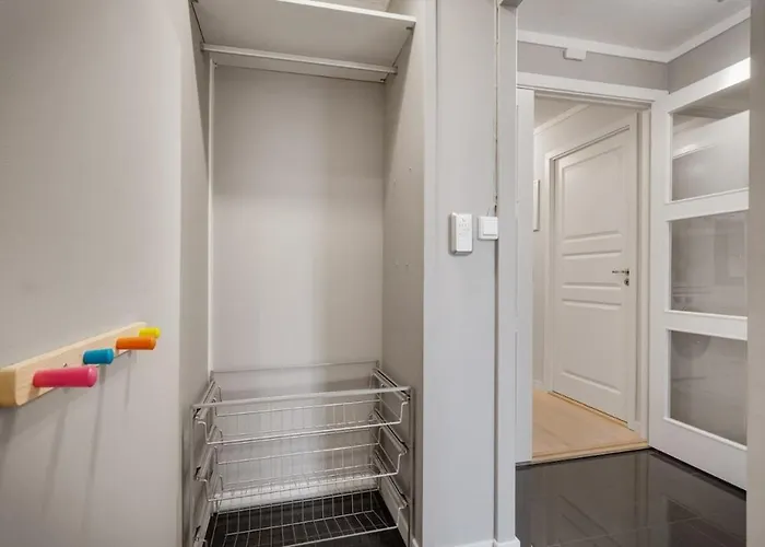 Spacious And Modern Townhouse With Parking, 3 Bedrooms 卑爾根