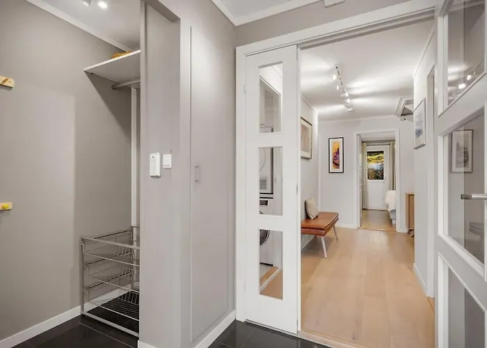 Spacious And Modern Townhouse With Parking, 3 Bedrooms *